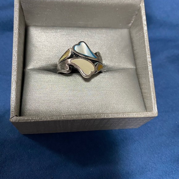 Beautiful Silver and Mother of Pearl Ring - Picture 4 of 4